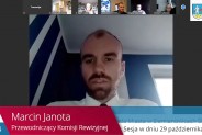 Zrzut ekranu z XXIII sesji Rady Miasta. Widoczny radny Marcin Janota.