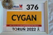 Napis Wiktor Cygan wraz z medalem