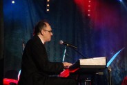 Bohdan Wantuła siedzący przy elektrycznym pianinie podczas nagrywania koncertu karnawałowego w…