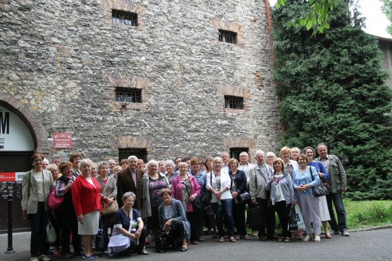 Seniorzy przed Muzeum Miejskim