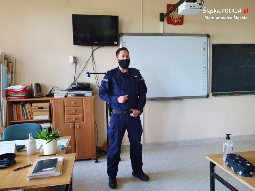 Policjant podczas lekcji profilaktycznej