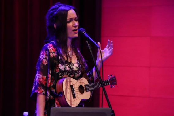 Rita Raga - kobieta stojąca przed mikrofonem