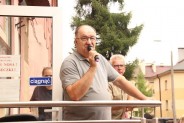 Kierownik SCK Jarzębina wita dzieci. W dłoni trzyma mikrofon