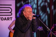 Na zdjęciu Józef Skrzek gra na harmonijce ustnej