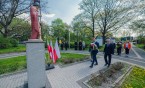 Kwiaty pod figurą św. Floriana