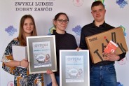Zwycięzcy konkursu „Firma na Start” z panią dyrektor