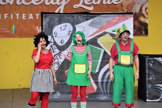 Na scenie amfiteatru aktorzy teatru TRIP, przebrani w trzy kolorowo ubrane mole książkowe. Za…