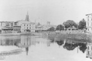 Fragment gospody górniczo-hutniczej po prawej, Willa Fitznera pośrodku i zabudowa pierzei ulicy…