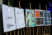 Pięć drewnianych sztalug na których są ustawione prace plastyczne, wykonane przez dzieci…
