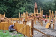 Ostatnie prace na nowo powstającym placu zabaw na Pszczelniku (6)