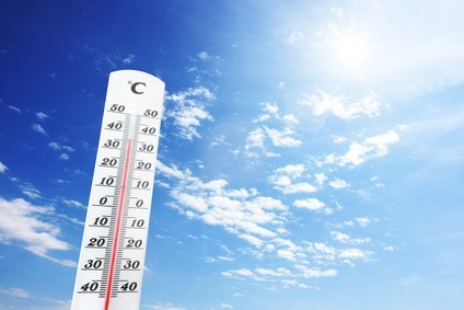 Teroment na tle niebieskiego nieba wskazuje wysoką temperaturę