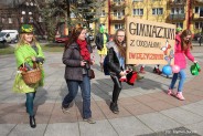 Korowód nauczycieli i uczniów gimnazjum nr 4 na Rynku Miejskim