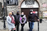 Grupa projektowa przed Muzeum Miejskim.