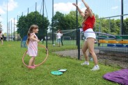 dziewczynka z wolontariuszką kręcą hula hop