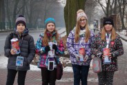 Uczniowie i absolwenci Szkoły Podstawowej nr 13 zbierają datki podczas 24 Finału WOŚP