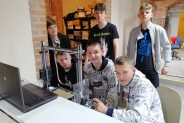 Elektromechanicy podczas pracy nad projektem.