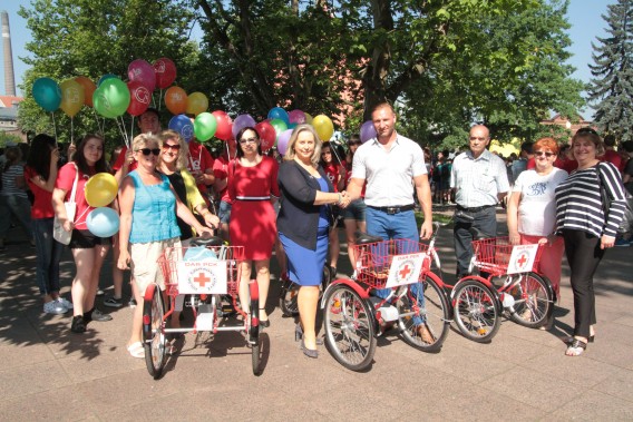 Trójkołowce podarowane seniorom przez śląski oddział Polskiego Czerwonego Krzyża.