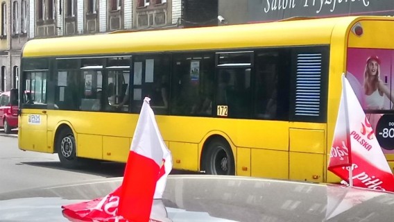 Biało-czerwone flagi, ku pokrzepieniu kibicowskich serc.