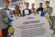 Uczniowie prezentują certyfikat dla szkoły