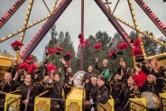Na zdjęciu muzycy Orkiestry Dętęj Bytom, ubrani w stroje górnicze. Siedzą na diabelskim młynie w…