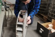 Uczeń w szkolnej pracowni mechanicznej.