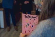 Laurka z napisem "dziękujemy" trzymana w rękach małego dziecka.