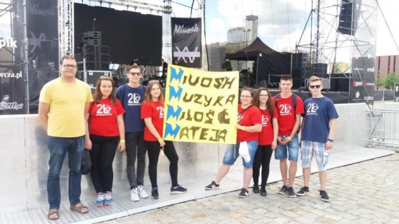 Matejkowicze zwarci i gotowi przed koncertem muzyka- absolwenta Matei
