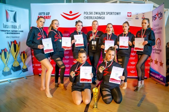 Drużyna dziewczęca  z dyplomami