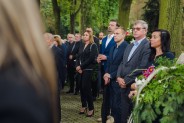 Prezydent miasta i I zastępca prezydenta przy grobie H. Pesela