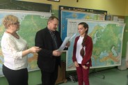 Natalia Kludacz z SP 13 odbiera nagrodę za zdobycie II miejsca