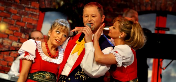 Mirek Jędrowski z zespołem