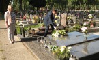 Kwiaty spoczęły na mogiłach samorządowców