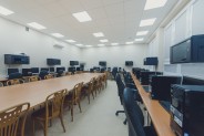 Klasopracownia lokalnych sieci komputerowych z stanowiskami komputerowymi, składającymi się z…
