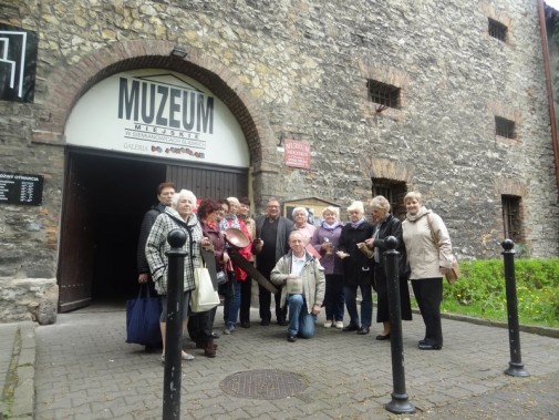 Seniorzy przed Muzeum Miejskim