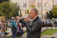 Na zbliżeniu wokalista z mikrofonem