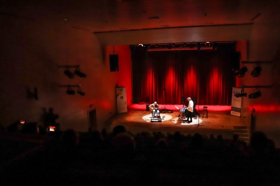Scena w czerwonym świetle. Na scenie gitarzysta i wibrafonista