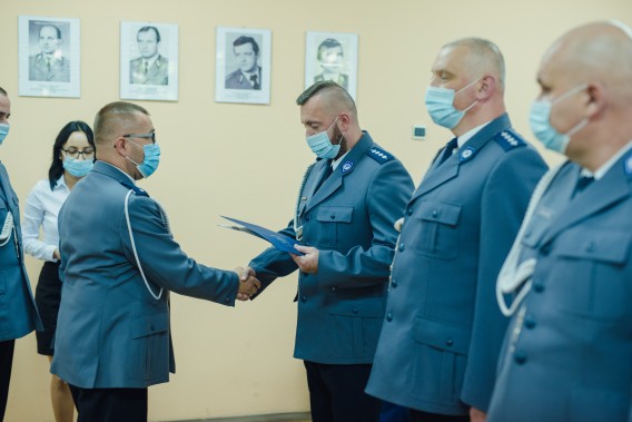 Gratulacje dla wyróżnionych policjantów.