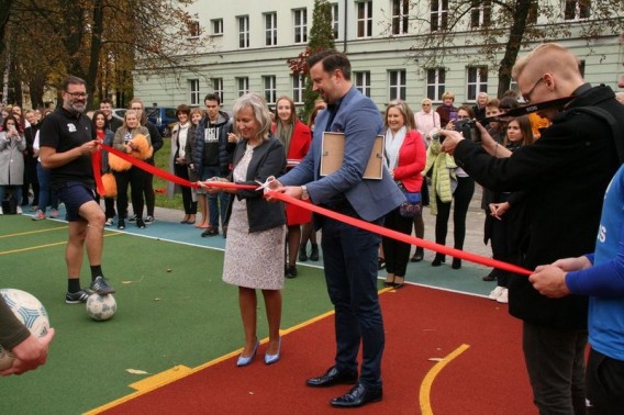 Otwarcie nowego boiska uświetniło Dzień Edukacji Narodwej w ZS nr 3