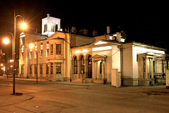 Podświetlona Willa Fitznera nocą