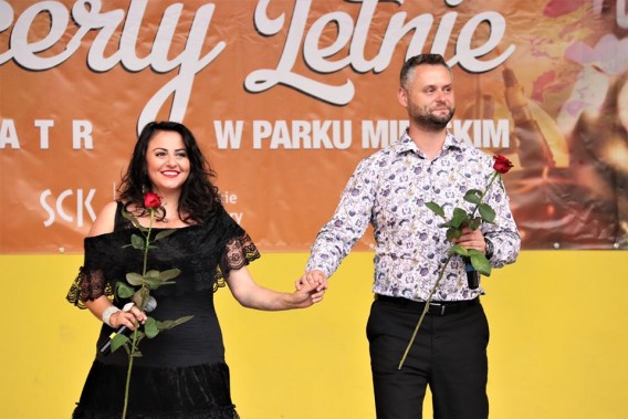 Na scenie artyści Naira Ayvazyan i Tomasz Białek. Trzymają się za ręce