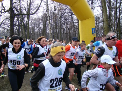 Rekordowa liczba niemal 300 biegaczy i młośników nordic walking powitała w minioną sobotę wiosnę…