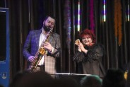 Koncert Bernadety Kowalskiej w SCK Jarzębina. Artystka i jej saksofonista na scenie. Piosenkarka…