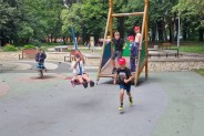 Dzieci bawią się na placu zabaw