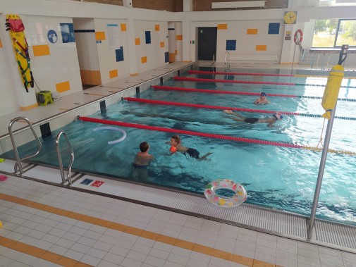 Dzieci kąpiące się w basenie