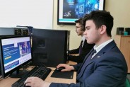 ucznioiwe podczas zajęc z witryn i aplikacji internetowych