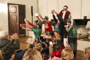 Grupa aktorów Teatru Domino podczas występu z Mikołajem na drugim planie w SCK Zameczek