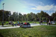 Otoczenie Skateparku, Trawa, Ludzie,