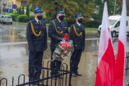 Przedstawiciele Państwowej Straży Pożarnej składają wieniec przed Pomnikiem Obrońców Kopalni…