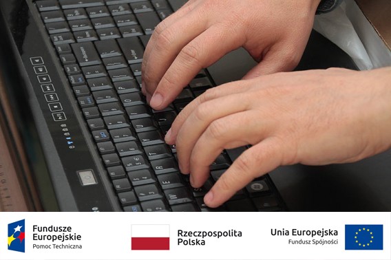 Dłonie piszące na klawiaturze komputera. Pod zdjęciem logotypy programu środków Funduszu…