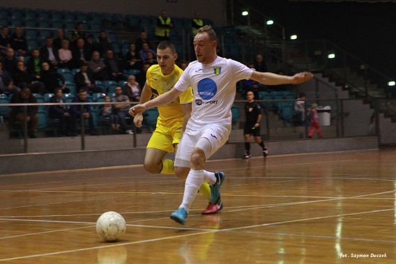 Futsal Club 2016 Siemianowice Ślaskie pokonał Gwiazdę II Ruda Śląska 5:3. Na zdjeciu przy piłce…